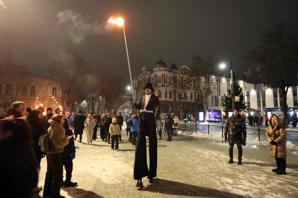 Seniman tampil usai upacara pembukaan Ibu Kota Kebudayaan Eropa di Kaunas, Lituania, 22 Januari 2022.