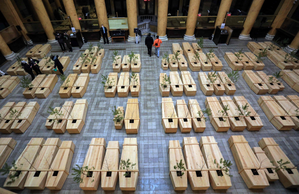 Pengunjung melihat instalasi 'Ex It' karya seniman terkenal dunia Yoko Ono usai upacara pembukaan Ibu Kota Kebudayaan Eropa di Kaunas, Lituania, 22 Januari 2022.