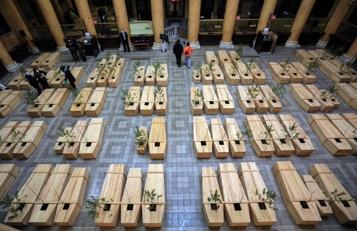 Pengunjung melihat instalasi 'Ex It' karya seniman terkenal dunia Yoko Ono usai upacara pembukaan Ibu Kota Kebudayaan Eropa di Kaunas, Lituania, 22 Januari 2022.