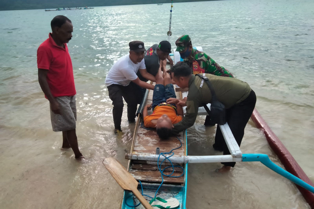 Perahu naas itu membawa enam orang pembeli ikan dari kampung bari,dalam perjalanan dua mil laut tiba tiba di terpa angin kencang dan gelombang tinggi kapal itu langsung tenggelam dua orang ditemukan di meningal dunia, empat lainnya berhasil selamat di evakuasi.