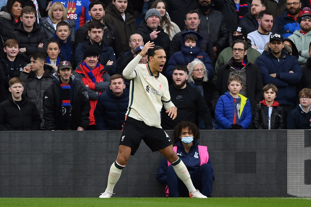 The Reds unggul dua gol pada babak pertama lewat tandukan Virgil van Dijk dari sepak pojok dan juga penyelesaian apik Oxlade Chamberlain di tiang jauh.