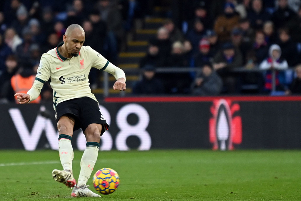 Gol penalti Fabinho menjelang waktu normal habis memastikan kemenangan Liverpool 3-1.