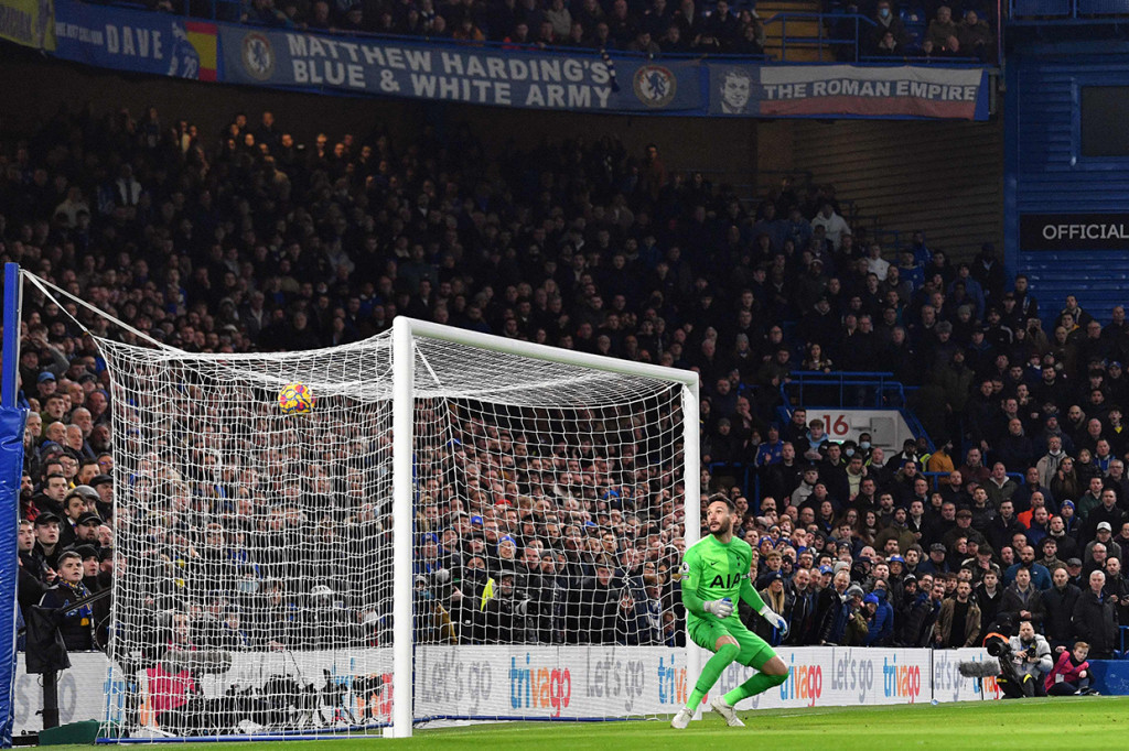 Hakim Ziyech membuka keunggulan The Blues melalui sepakan melengkung yang begitu indah pada menit ke-47.