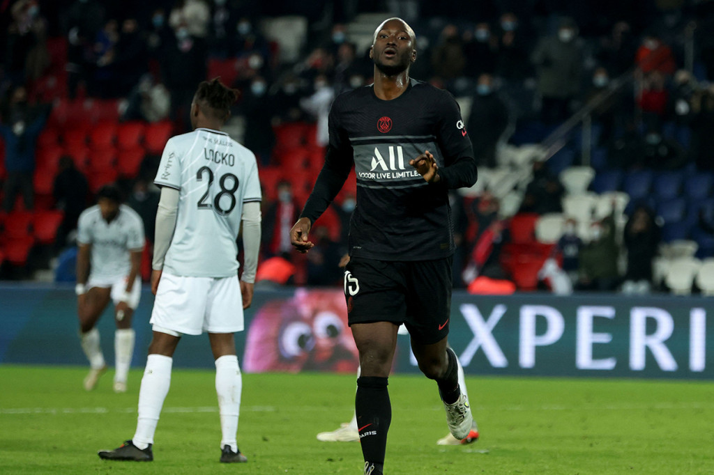 Danilo Pereira menutup pesta PSG lewat golnya pada menit ke-75. Skuad asuhan Mauricio Pochettino menang telak 4-0.