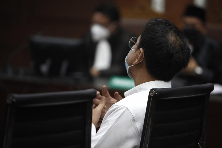 Terdakwa mantan Wakil Ketua DPR Azis Syamsuddin mendengarkan pembacaan tuntutan terhadap dirinya di Gedung Pengadilan Tipikor, Jakarta, Senin, 24 Januari 2022.