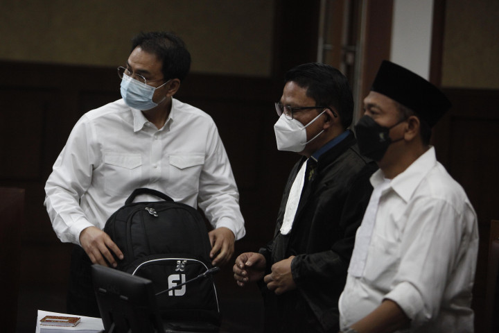 Azis diyakini jaksa bersalah memberi suap ke mantan penyidik KPK AKP Stepanus Robin Pattuju alias Robin dan Maskur Husain sejumlah Rp3,099 miliar dan USD36 ribu.