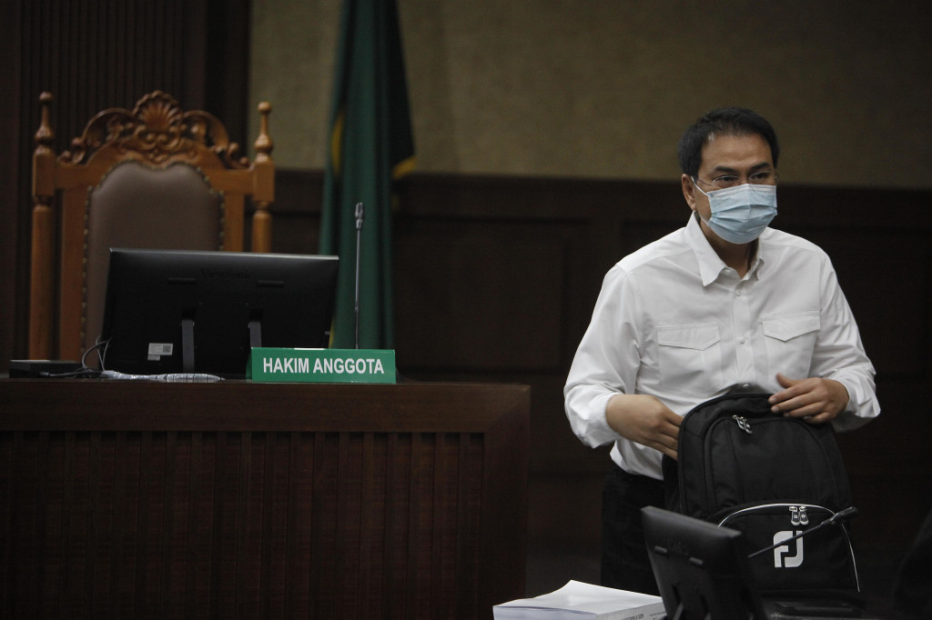 Jaksa KPK juga meminta agar majelis hakim menjatuhkan pidana denda kepada Azis sebesar Rp250 juta subsider 6 bulan kurungan.