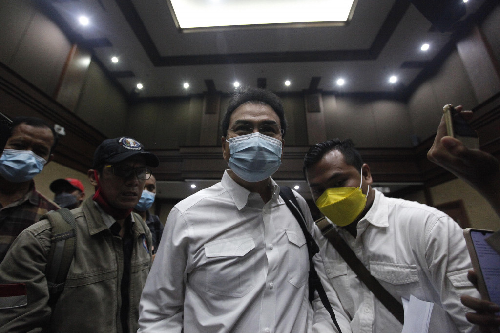 Terdakwa mantan Wakil Ketua DPR Azis Syamsuddin meninggalkan ruang sidang usai pembacaan tuntutan terhadap dirinya di Gedung Pengadilan Tipikor, Jakarta, Senin, 24 Januari 2022.