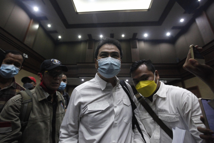 Terdakwa mantan Wakil Ketua DPR Azis Syamsuddin meninggalkan ruang sidang usai pembacaan tuntutan terhadap dirinya di Gedung Pengadilan Tipikor, Jakarta, Senin, 24 Januari 2022.