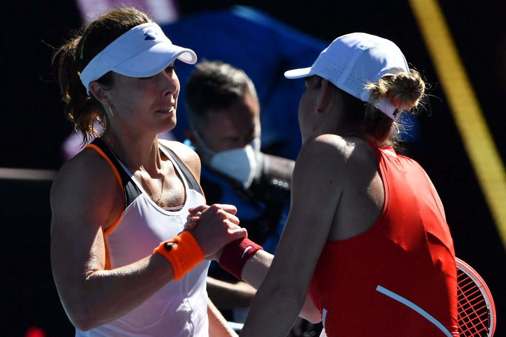 Halep menderita kekalahan dari petenis Prancis nonunggulan Alize Cornet saat berhadapan di Rod Laver Arena, Senin, 24 Januari 2022. 