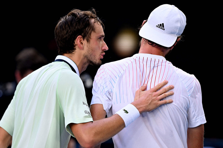 Petenis asal Rusia, Daniil Medvedev berhasil mengunci tiket ke perempatifnal Australia Open 2022 usai mengalahkan wakil Amerika Serikat, Maxime Cressy di babak 16 besar di Margaret Court Arena, Senin, 24 Januari 2022, siang WIB.