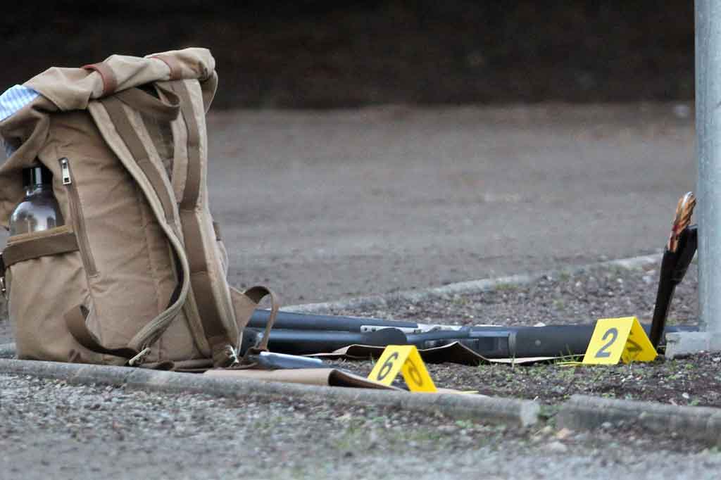 Sebuah ransel dan barang bukti senjata tergeletak di tanah di TKP kampus Universitas di Heidelberg, Jerman barat daya, setelah serangan oleh pelaku tunggal pada Senin, 24 Januari 2022 waktu setempat.