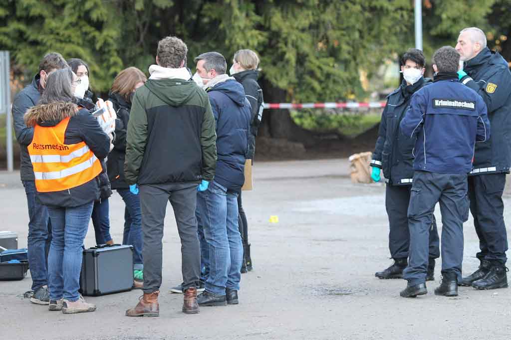 Motif serangan itu tidak segera jelas tetapi polisi mengatakan ada indikasi awal pria bersenjata itu sebelumnya menderita masalah kejiwaan.