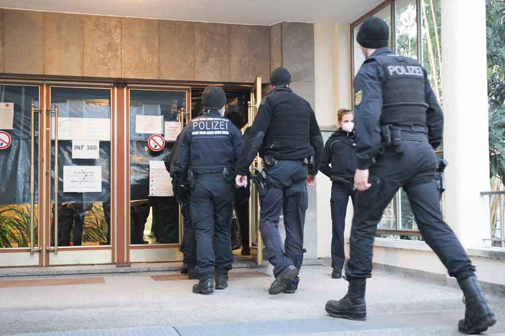 Penembakan itu memicu operasi polisi besar-besaran di kampus Universitas Neuenheimer Feld, dengan polisi di Twitter mendesak orang-orang untuk menjauhi daerah itu sehingga petugas penyelamat dan layanan darurat dapat melakukan pekerjaannya dengan leluasa.