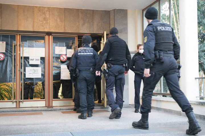 Penembakan itu memicu operasi polisi besar-besaran di kampus Universitas Neuenheimer Feld, dengan polisi di Twitter mendesak orang-orang untuk menjauhi daerah itu sehingga petugas penyelamat dan layanan darurat dapat melakukan pekerjaannya dengan leluasa.