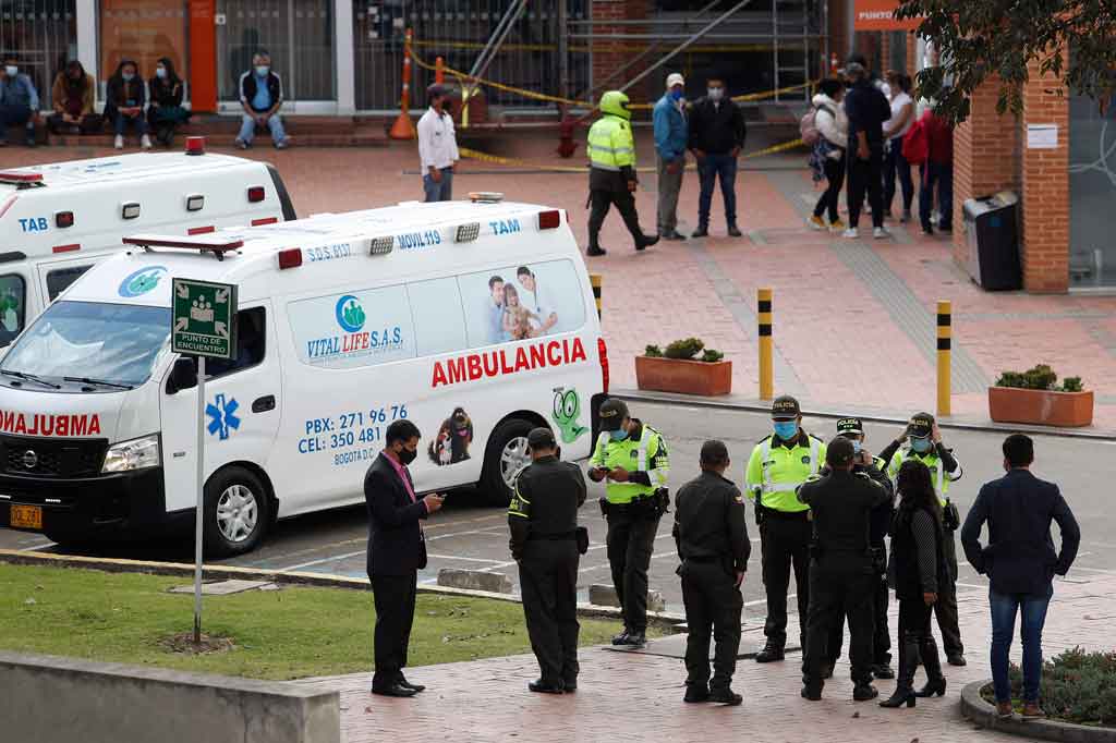 Petugas polisi terlihat di pintu masuk utama 'Clinica Universitaria La Sabana', tempat mantan pemenang tur de France, Egan Bernal dirawat, di Chia, utara Bogota, pada Senin, 24 Januari 2022 waktu setempat.