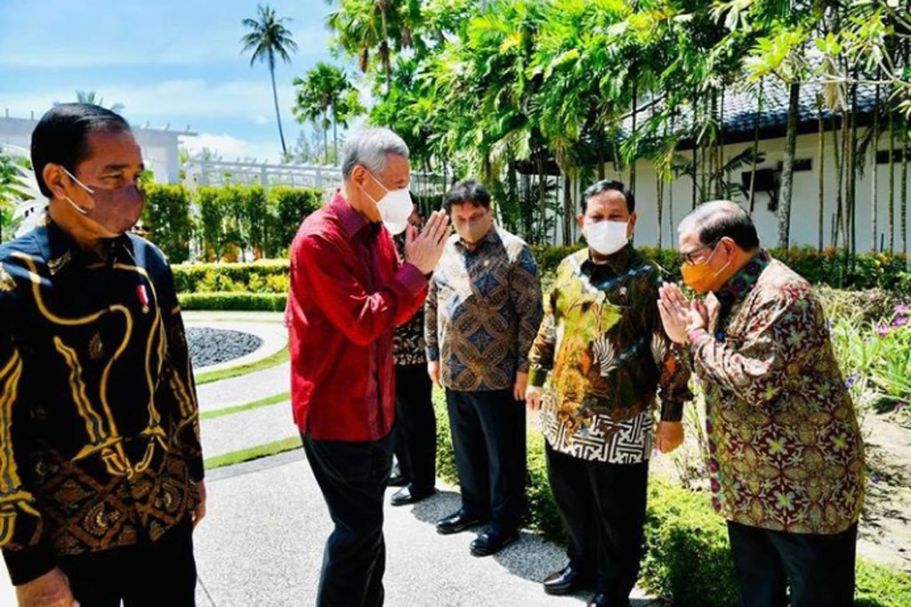 Jokowi kemudian memperkenalkan para menteri yang turut menyambut, yaitu Menteri Luar Negeri Retno Marsudi, Menteri Koordinator Bidang Kemaritiman dan Investasi Luhut Binsar Pandjaitan, Menteri Koordinator Bidang Perekonomian Airlangga Hartarto, Menteri Pertahanan Prabowo Subianto, Sekretaris Kabinet Pramono Anung, Menteri Perhubungan Budi Karya Sumadi, dan Menteri Hukum dan Hak Asasi Manusia Yasonna Laoly.