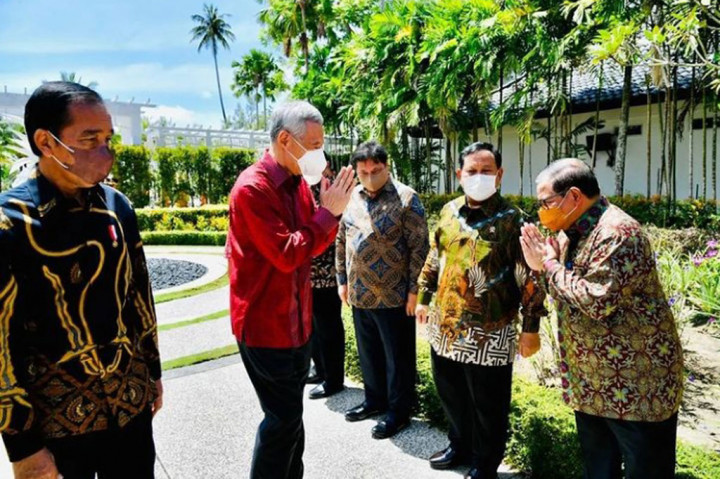 Jokowi kemudian memperkenalkan para menteri yang turut menyambut, yaitu Menteri Luar Negeri Retno Marsudi, Menteri Koordinator Bidang Kemaritiman dan Investasi Luhut Binsar Pandjaitan, Menteri Koordinator Bidang Perekonomian Airlangga Hartarto, Menteri Pertahanan Prabowo Subianto, Sekretaris Kabinet Pramono Anung, Menteri Perhubungan Budi Karya Sumadi, dan Menteri Hukum dan Hak Asasi Manusia Yasonna Laoly.