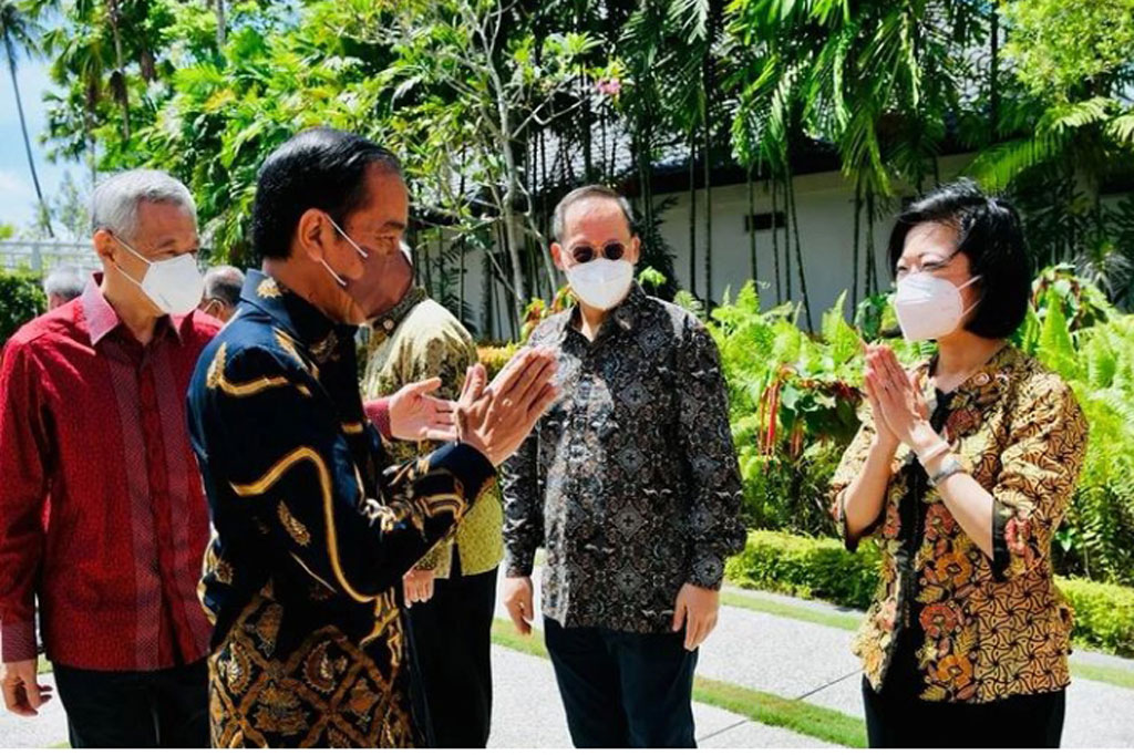 Sementara itu, dari delegasi Singapura tampak hadir Menteri Senior dan Menteri Koordinator Keamanan Nasional Teo Chee Hean, Menteri Pertahanan Ng Eng Hen, Menteri Luar Negeri Vivian Balakrishnan, Menteri Dalam Negeri dan Menteri Hukum K. Shanmugam, Menteri Transportasi S. Iswaran, serta Menteri Tenaga Kerja dan Menteri Kedua Perdagangan dan Industri Tan See Leng.