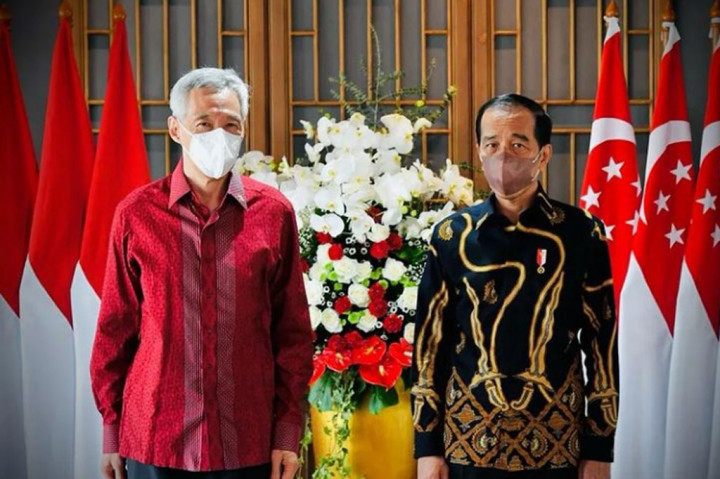 Presiden Jokowi dan PM Lee melaksanakan foto bersama.