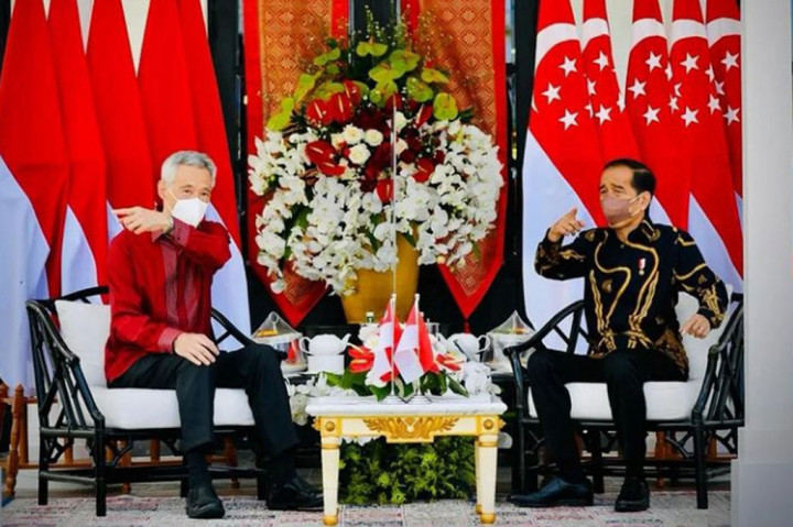 Presiden Jokowi dan PM Lee melakukan pembicaraan tete-a-tete. 