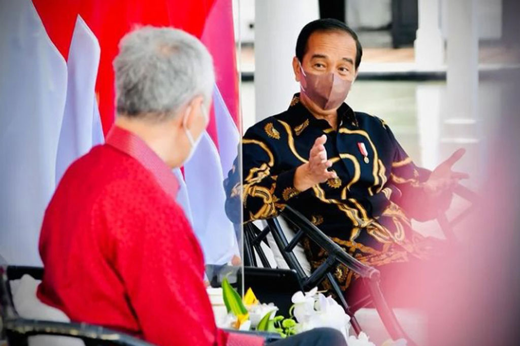 Pada pertemuan kali ini kedua kepala pemerintahan mengenakan batik, termasuk delegasi yang hadir.