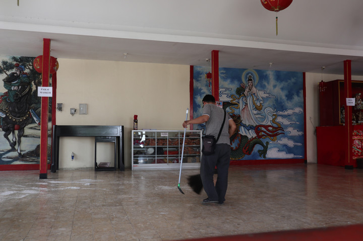 Kegiatan pembersihan pada Selasa, katanya dilanjutkan dengan membersihkan lantai klenteng dengan ampas kelapa. Hal itu agar lantai yang terbuat dari traso menjadi licin dan mengkilap.
