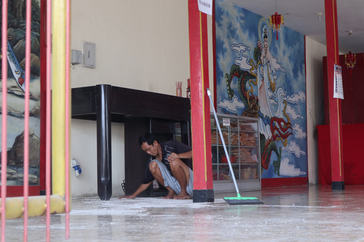 Para umat juga memasang hiasan ornamen pada beberapa bagian klenteng dengan warna menyala. Antara lain warna merah, kuning, dan emas. Warna-warna menyala tersebut dimaksudkan agar di tahun berikutnya umat dilimpahi rejeki lancar dan kesuksesan.