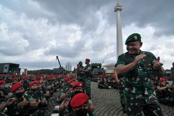 KSAD Jenderal Dudung Abdurachman (kanan) menyanyikan yel-yel bersama prajurit Kopassus dalam Apel Gelar Pasukan Jajaran TNI Angkatan Darat (AD) Wilayah Jabodetabek di Lapangan Monas, Jakarta, Selasa, 25 Januari 2022.