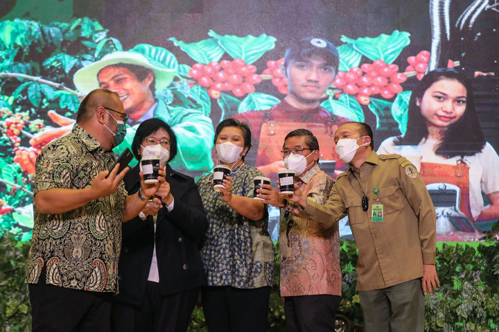 CEO Media Group M Mirdal Akib bersama Wakil Ketua MPR RI Lestari Moerdijat dan Menteri Lingkungan Hidup dan Kehutanan Siti Nurbaya dan pejabat lainnya saat pembukaan Festival Pesona Kopi Argoforestry 2022 yang digelar di Gedung Manggala Wanabakti, Jakarta, Selasa, 25 Januari 2022. 