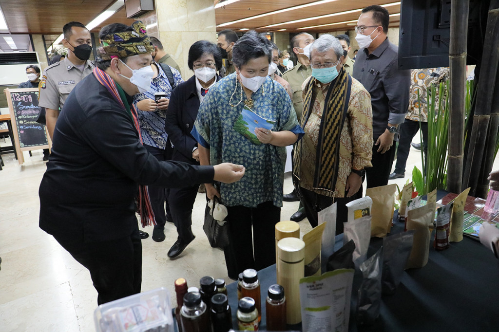 Wakil Ketua MPR RI Lestari Moerdijat, Menteri Lingkungan Hidup dan Kehutanan Siti Nurbaya dan pejabat terkait meninjau stand pameran saat pembukaan Festival Pesona Kopi Argoforestry 2022 yang digelar di Gedung Manggala Wanabakti, Jakarta, Selasa, 25 Januari 2022.