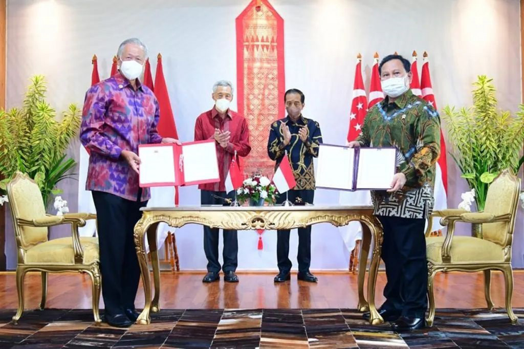 Pertama, di bidang ekonomi kedua pemimpin sepakat untuk memperkuat kerja sama dalam upaya pemulihan ekonomi di kedua negara. Presiden menyampaikan, Singapura merupakan investor terbesar Indonesia dengan nilai investasi pada Januari-September 2021 mencapai US$ 7,3 miliar (Rp 104 triliun).