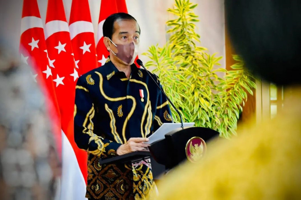 “Pertemuan saya dan PM Lee membahas upaya penguatan kerja sama bilateral di berbagai bidang, terutama di bidang ekonomi, dan saling tukar pandangan mengenai berbagai isu di kawasan,” ujar Presiden Jokowi dalam pernyataan bersama PM Lee usai pertemuan.