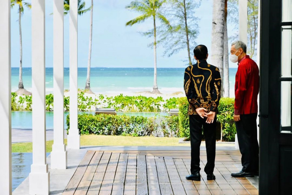 Dalam suasana bersahabat, Jokowi dan PM Lee sebelumnya melakukan pembicaraan tete-a-tete di veranda. Pada pertemuan kali ini, kedua kepala pemerintahan mengenakan batik, termasuk delegasi yang hadir.