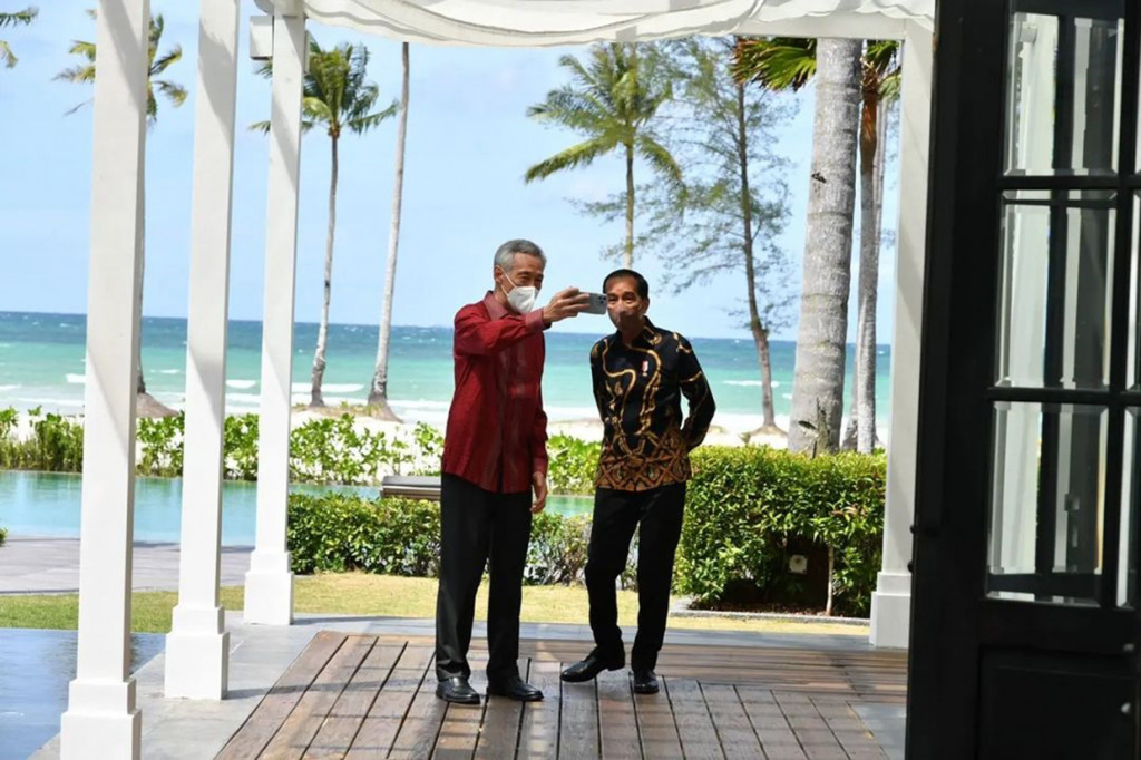 Presiden Joko Widodo dan Perdana Menteri Singapura Lee Hsien Loong berfoto bersama setelah menyampaikan pernyataan pers di Kabupaten Bintan, Provinsi Kepulauan Riau.