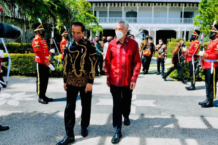 Setelah melaksanakan serangkaian acara pertemuan, Presiden Jokowi mengantar PM Singapura Lee Hsien Loong ke kendaraannya di Lobby The Shancaya Resort Bintan, Selasa, 25 Januari 2022. 