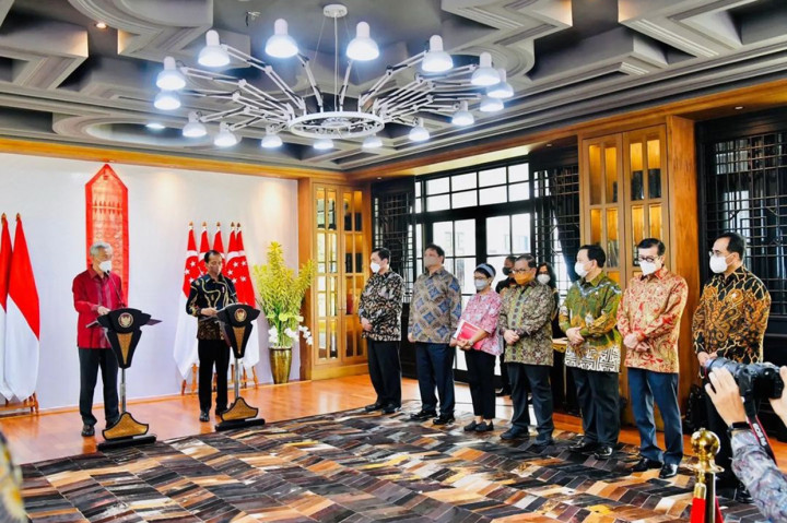 Yasonna meneken perjanjian ekstradisi RI-Singapura dalam Leader's Retreat. Kesepakatan tersebut dihadiri langsung oleh Presiden RI Joko Widodo dan Perdana Menteri Singapura Lee Hsien Loong.