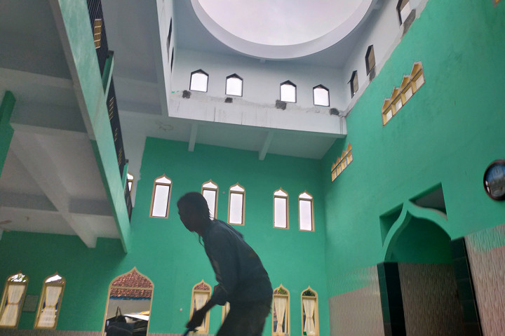 Kejadian itu mengakibatkan ruangan di dalam masjid banjir hingga warga sekitar langsung melakukan kerja bakti memperbaiki atap rumah warga yang rusak.