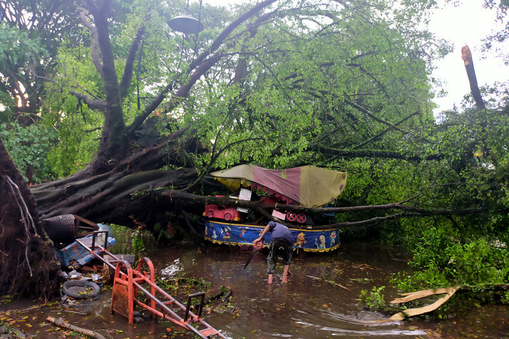 Hujan dengan intensitas tinggi disertai angin kencang yang terjadi pada Selasa, 25 Januari 2022, sore telah menyebabkan puluhan pohon tumbang, rumah rusak hingga sebuah kubah Masjid Al Istiqomah di Kampung Cipicung, Kelurahan Tugujaya, Kecamatan Cihideung roboh akibat cuaca ektrem.