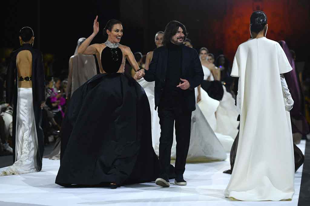 Label asal Prancis Stephane Rolland kembali ke panggung peragaan busana Paris Fashion Week pada Selasa, 25 Januari 2022 waktu setempat, untuk pertama kalinya sejak pandemi covid-19 melanda dunia. 