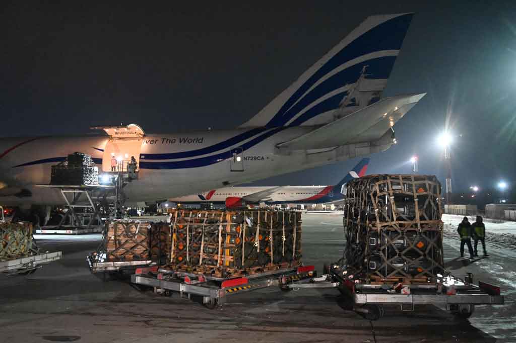 Kedatangan pesawat tersebut merupakan pengiriman ketiga dari paket peralatan keamanan senilai USD200 juta (sekitar Rp2,8 triliun) untuk menopang pertahanan Ukraina, yang sedang bersiap-siap menghadapi kemungkinan serangan militer oleh Rusia.