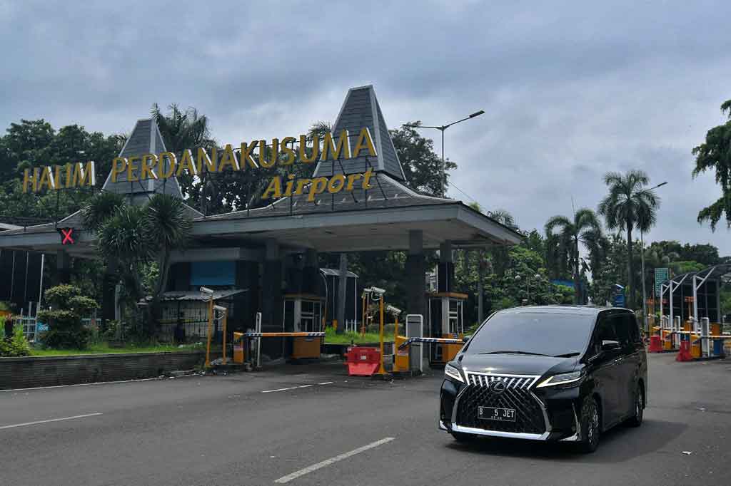 Kendaraan saat keluar dari kawasan Bandara Halim Perdanakusuma, Jakarta Timur, Rabu, 26 Januari 2022.