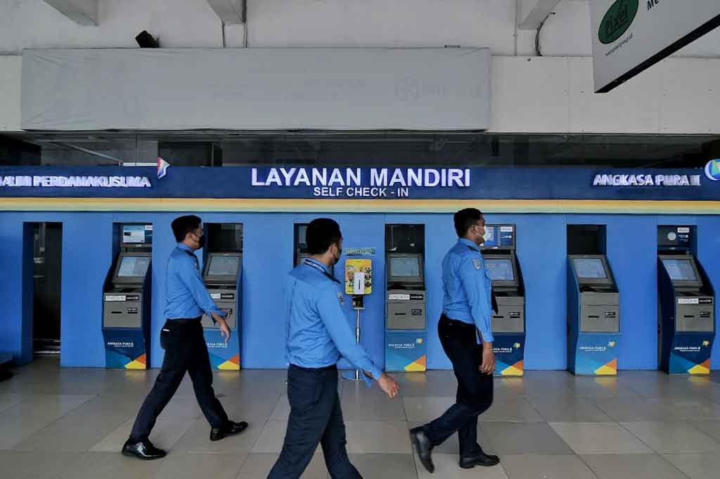 Kemenhub melalui Ditjen Perhubungan Udara telah meminta kepada operator bandara dan maskapai untuk menyiapkan langkah-langkah penanganan penumpang seperti pembatalan penerbangan, refund tiket, pengalihan rute penerbangan, dan lain sebagainya.