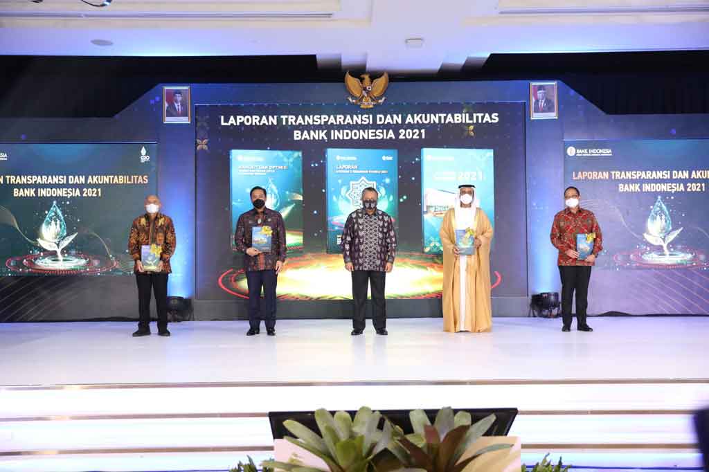 Sementara itu pada LEKSI 2021 menguraikan informasi perkembangan dan arah kebijakan ekonomi dan keuangan syariah, baik dalam sinergi ekonomi syariah nasional maupun program pengembangan yang dilakukan oleh Bank Indonesia dalam bersinergi bersama Pemerintah, otoritas terkait, dan stakeholders nasional maupun internasional. 