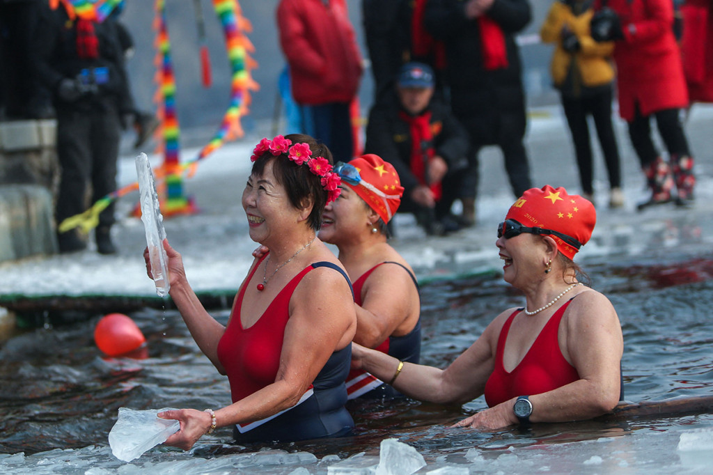 Penduduk lokal banyak menggemari kebiasaan berenang di musim dingin di mana banyak sungai dan danau-danau mulai membeku.