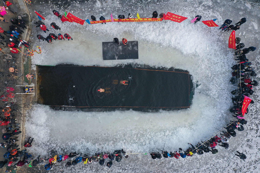 Berenang di musim dingin adalah kegiatan olahraga yang jarang dijumpai kecuali di ebberapa negara dengan musim dingin yang cukup panjang.