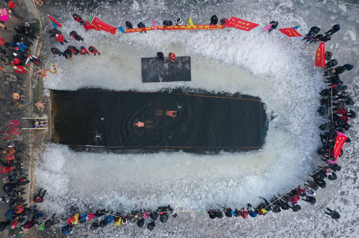 Berenang di musim dingin adalah kegiatan olahraga yang jarang dijumpai kecuali di ebberapa negara dengan musim dingin yang cukup panjang.