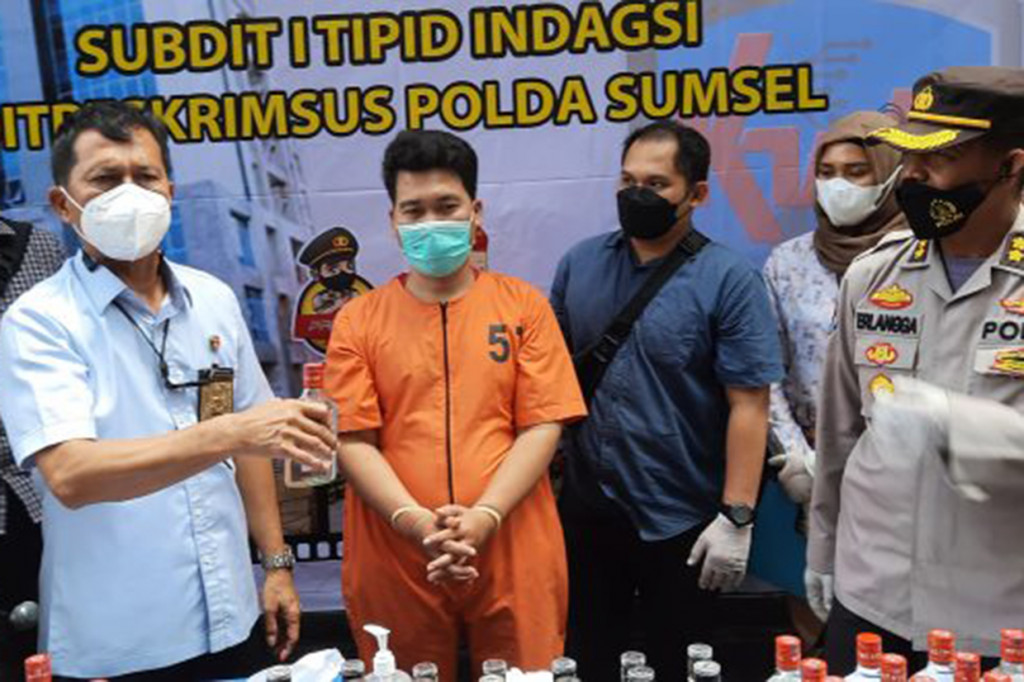 Direktur Ditreskrimsus Polda Sumsel Kombes Pol Barly Ramadhany mengatakan, pihaknya telah menyita 2.208 botol atau 46 dus miras dari industri rumah tersebut.