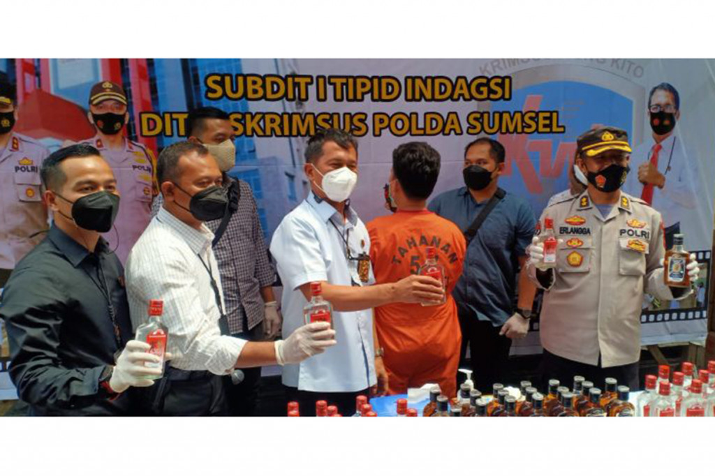 Kepolisian Daerah Sumatra Selatan membongkar praktik industri rumah tangga minuman keras (miras) oplosan di Kecamatan Sukarami, Palembang. Praktik miras oplosan ini diketahui memiliki omset puluhan juta rupiah perbulan.