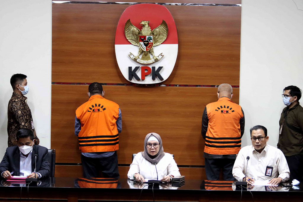 Tersangka Tagop Sudarsono Soulisa (rompi tahanan rambut putih) mantan Bupati Kabupaten Buru Selatan 2011 - 2016 dan periode 2016 - 2021, bersama Johny Rynhard Kasman (pihak swasta), saat konferensi pers di Gedung KPK, Jakarta, Rabu, 26 Januari 2022.